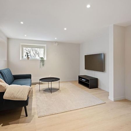 Practical Basement Apt With All Home Comforts Close To City Centre 스타방에르 외부 사진