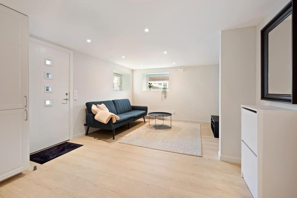 Practical Basement Apt With All Home Comforts Close To City Centre 스타방에르 외부 사진