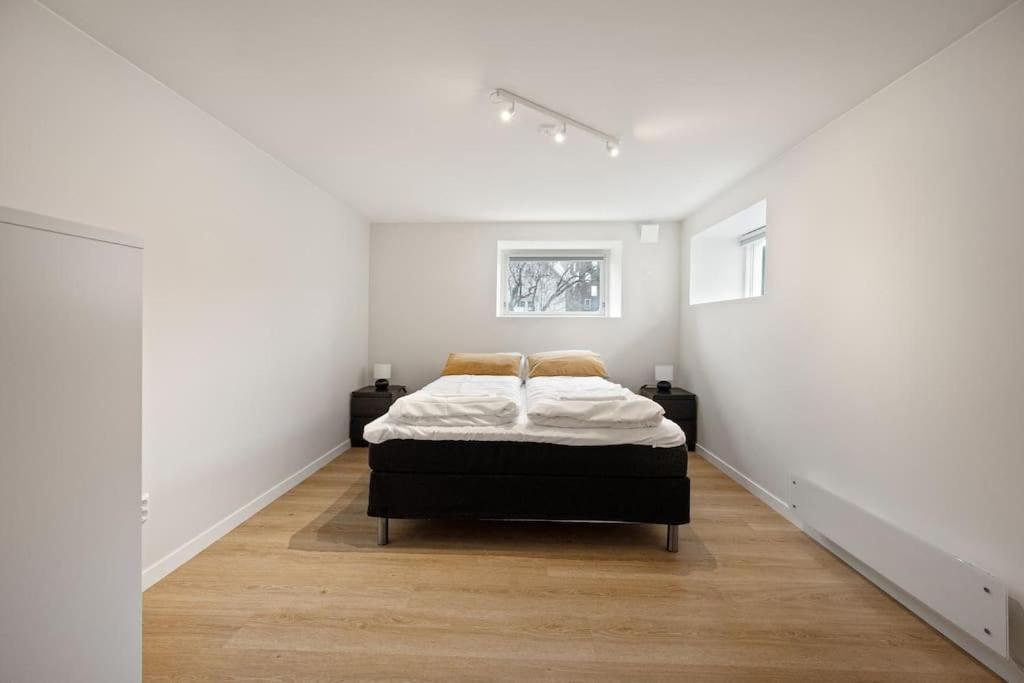 Practical Basement Apt With All Home Comforts Close To City Centre 스타방에르 외부 사진