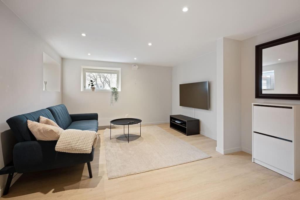 Practical Basement Apt With All Home Comforts Close To City Centre 스타방에르 외부 사진