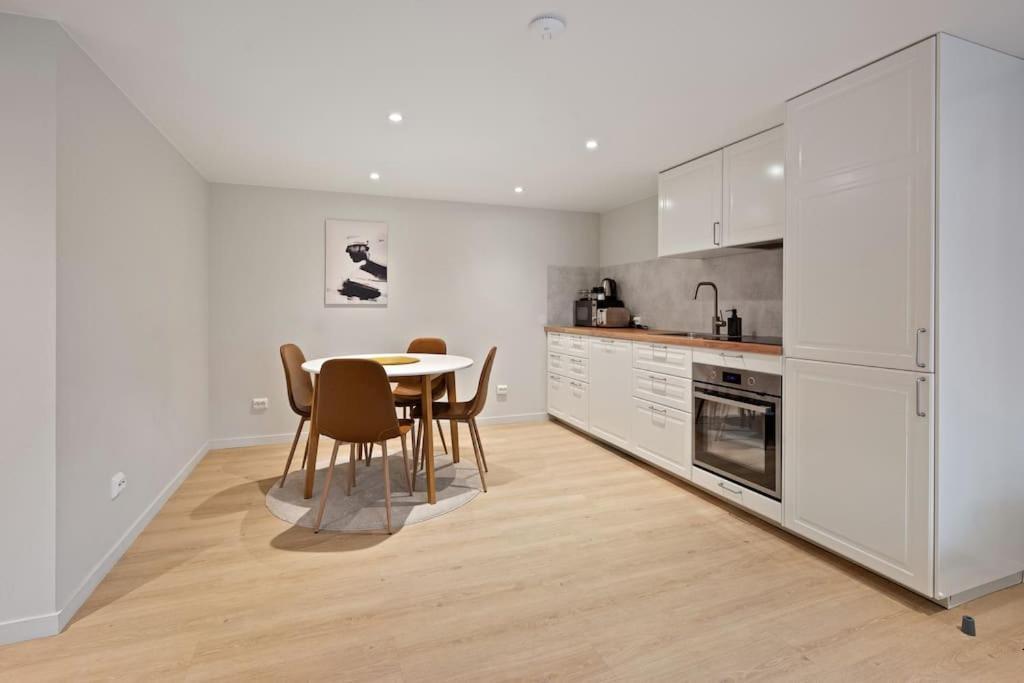 Practical Basement Apt With All Home Comforts Close To City Centre 스타방에르 외부 사진