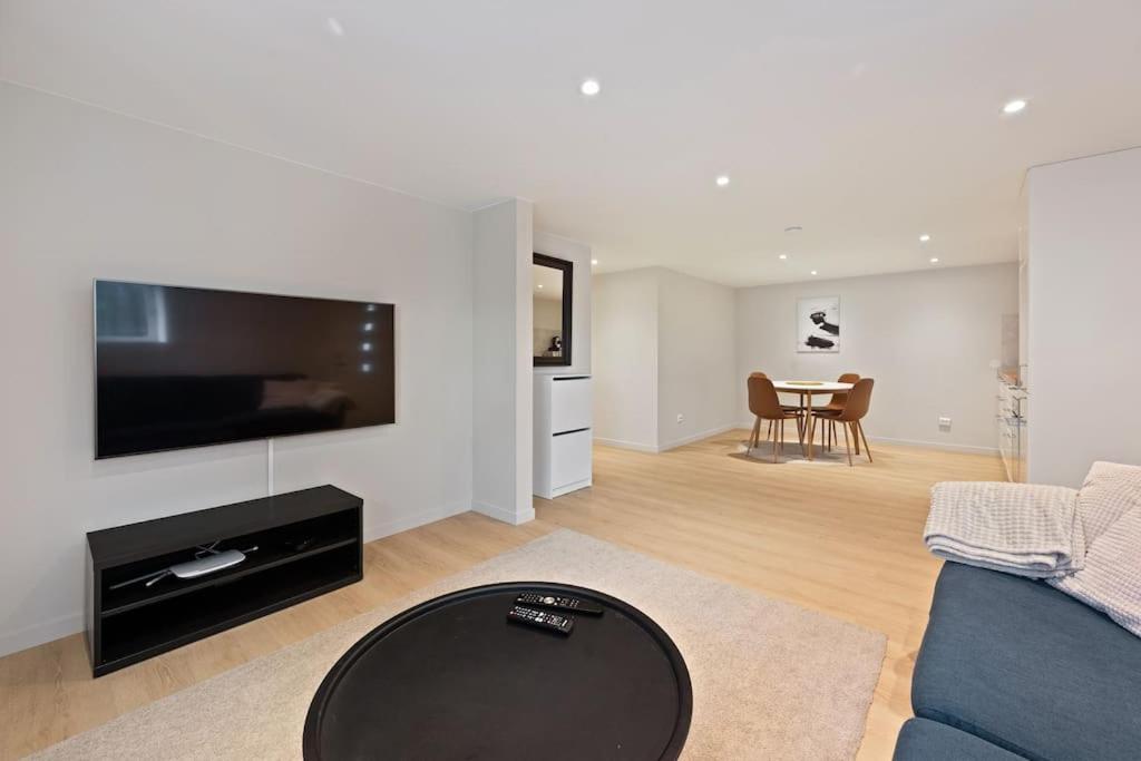 Practical Basement Apt With All Home Comforts Close To City Centre 스타방에르 외부 사진