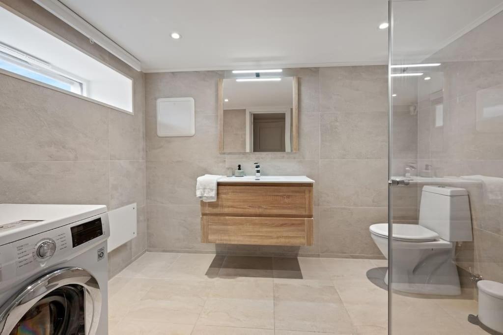 Practical Basement Apt With All Home Comforts Close To City Centre 스타방에르 외부 사진