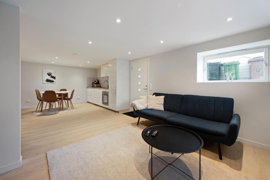 Practical Basement Apt With All Home Comforts Close To City Centre 스타방에르 외부 사진