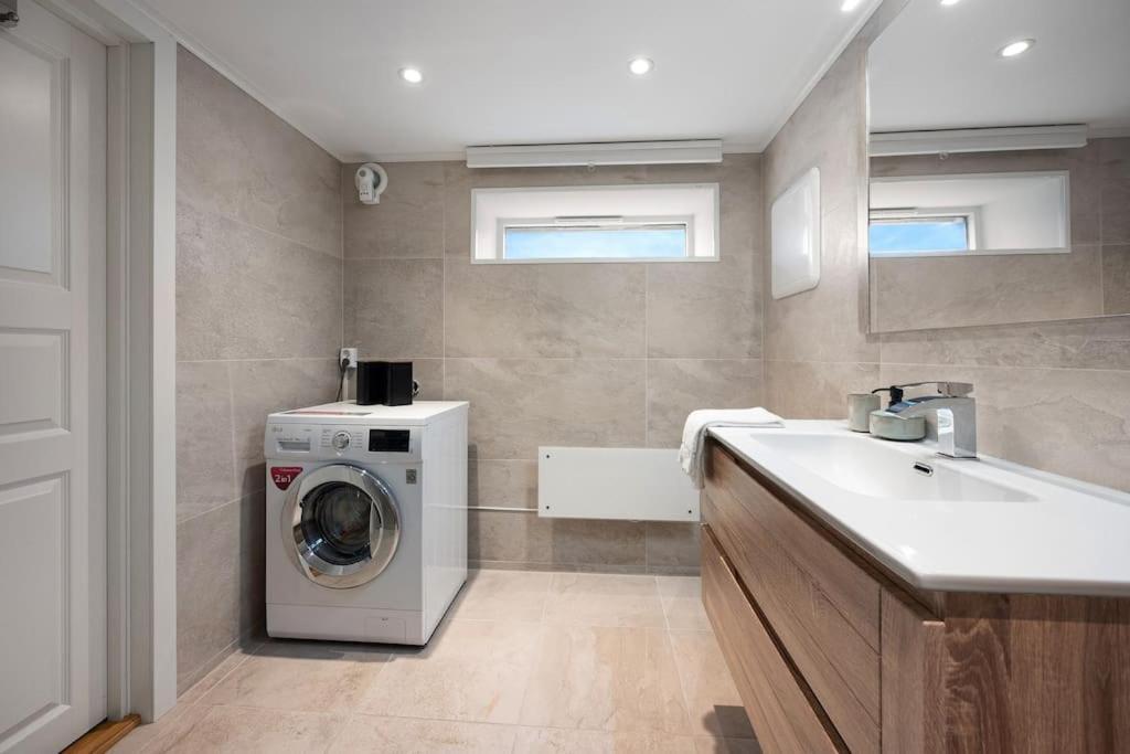 Practical Basement Apt With All Home Comforts Close To City Centre 스타방에르 외부 사진
