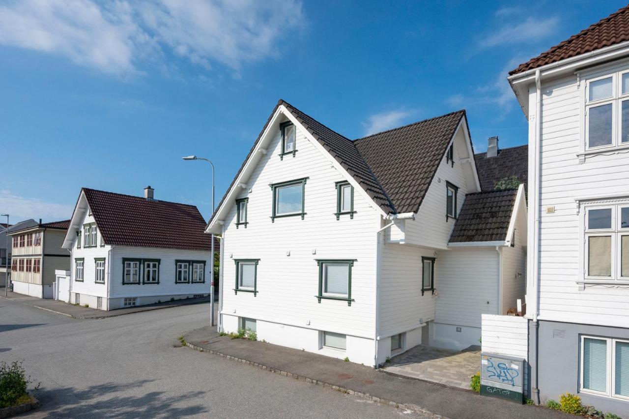 Practical Basement Apt With All Home Comforts Close To City Centre 스타방에르 외부 사진