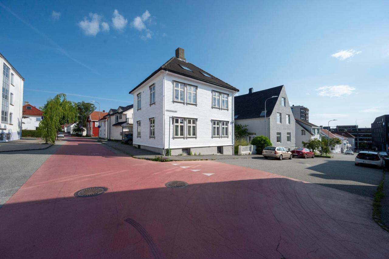 Practical Basement Apt With All Home Comforts Close To City Centre 스타방에르 외부 사진