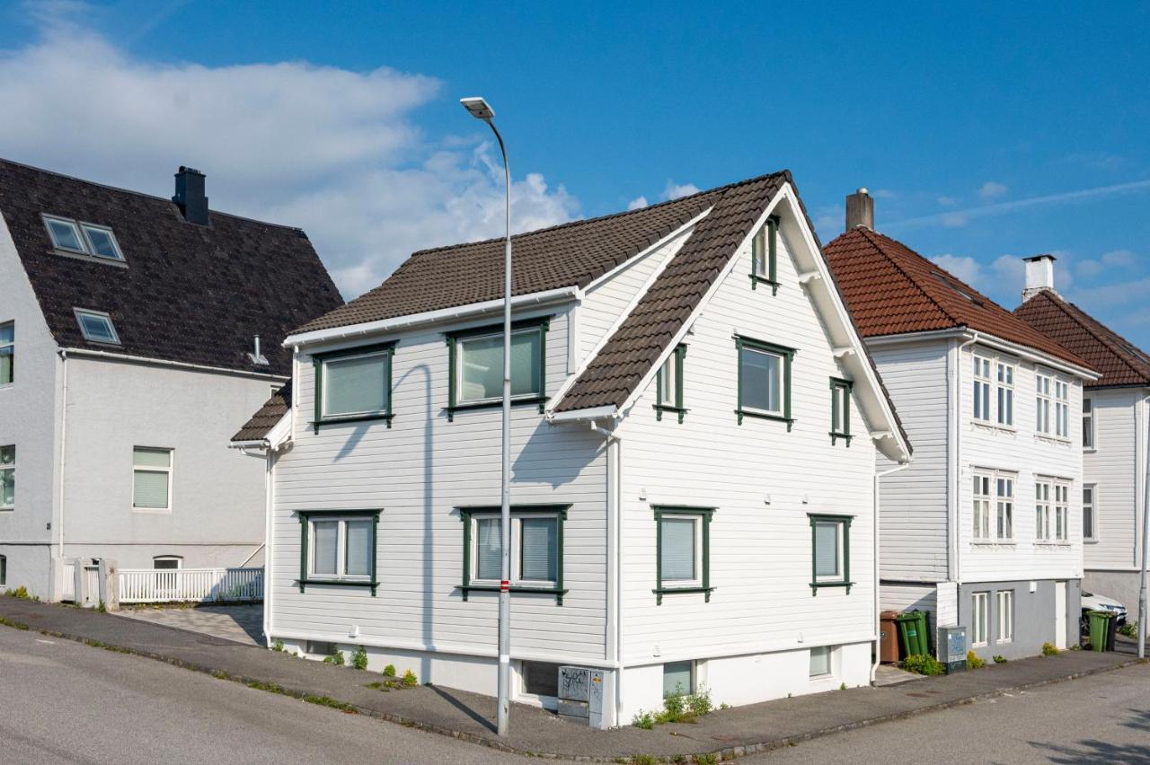 Practical Basement Apt With All Home Comforts Close To City Centre 스타방에르 외부 사진